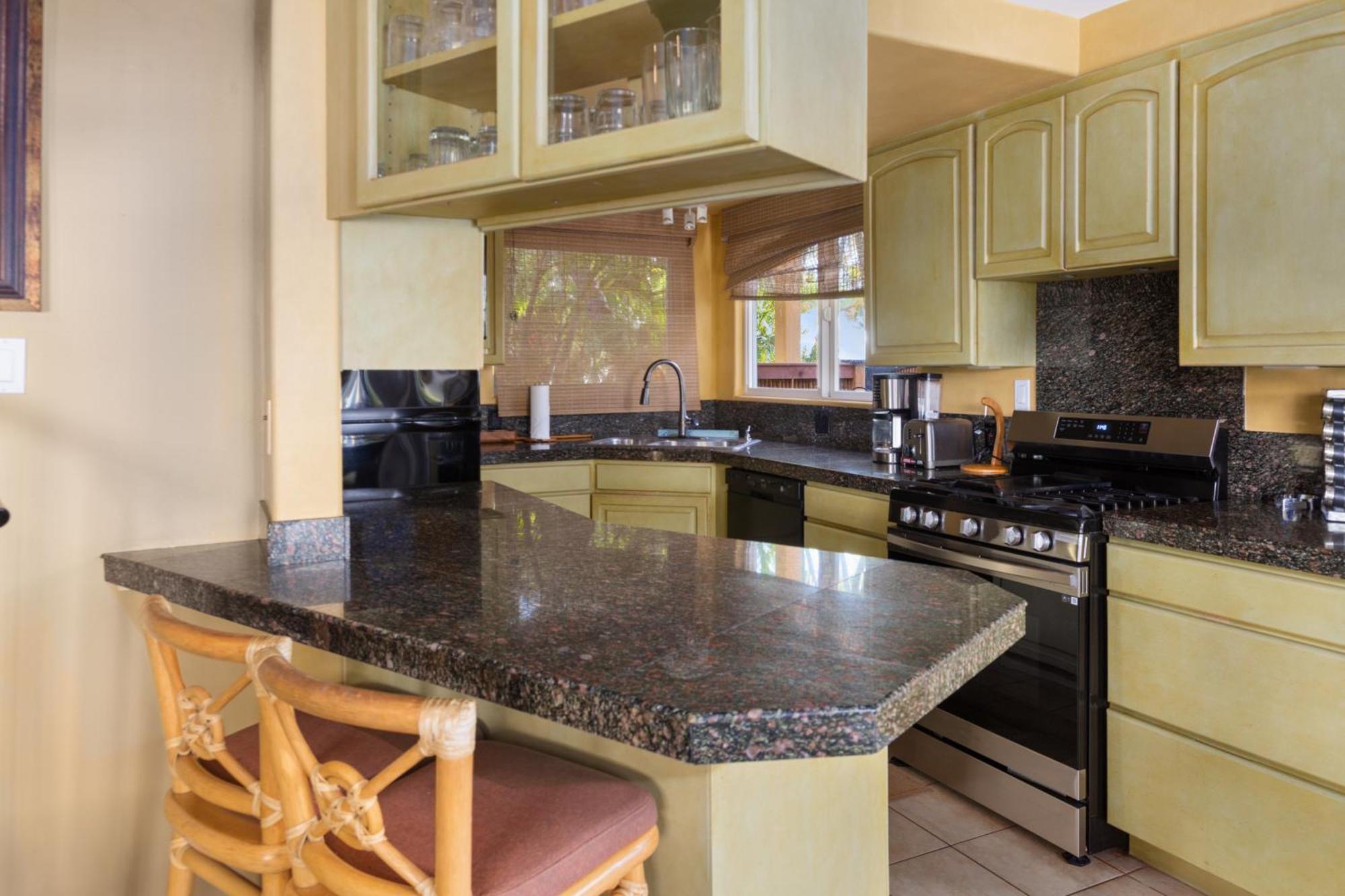 Plumeria Suite, 2-Bedrooms, Sleeps 6, Pool & Bbq, Pre-Renovation Summer Sale Kihei Kültér fotó