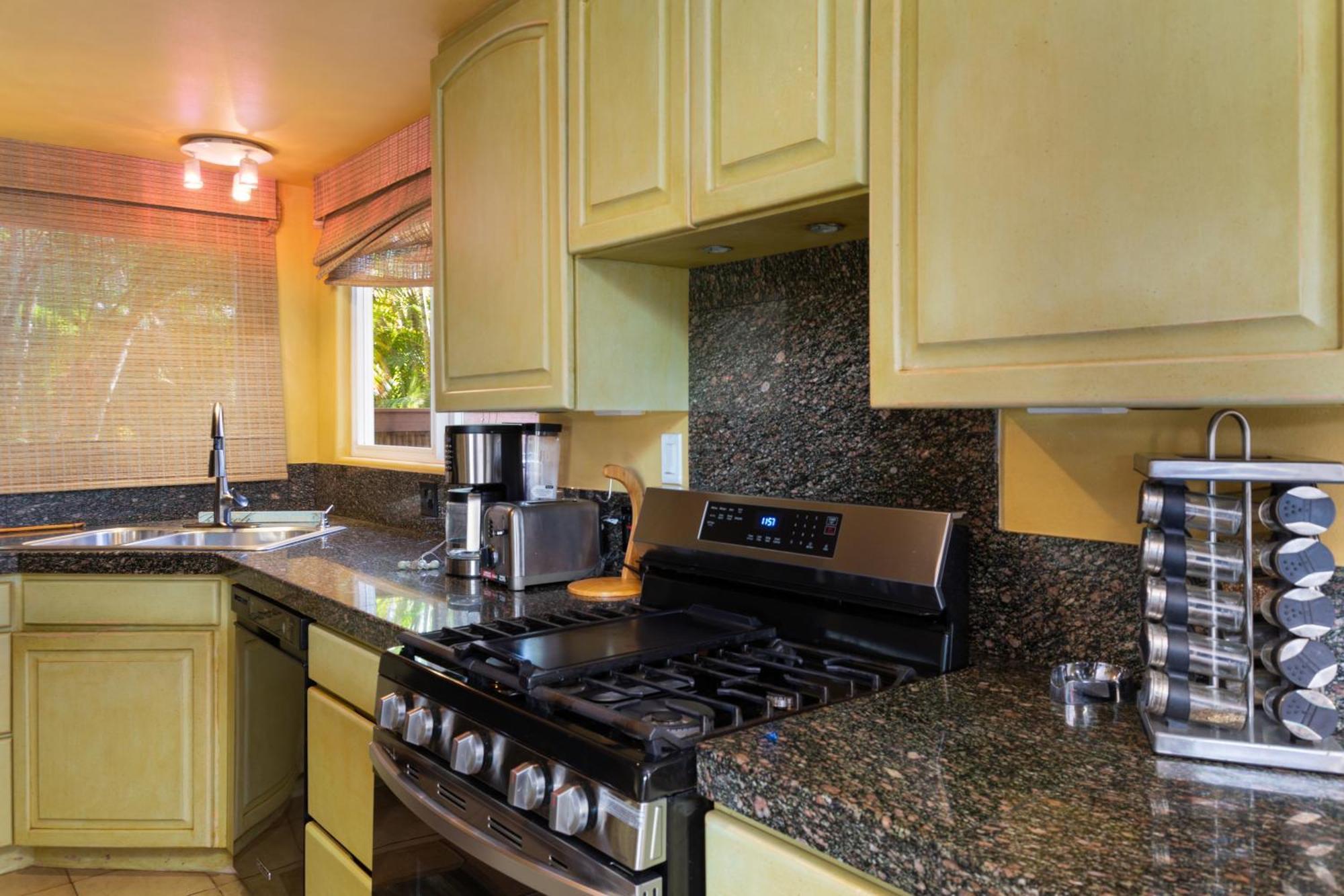Plumeria Suite, 2-Bedrooms, Sleeps 6, Pool & Bbq, Pre-Renovation Summer Sale Kihei Kültér fotó