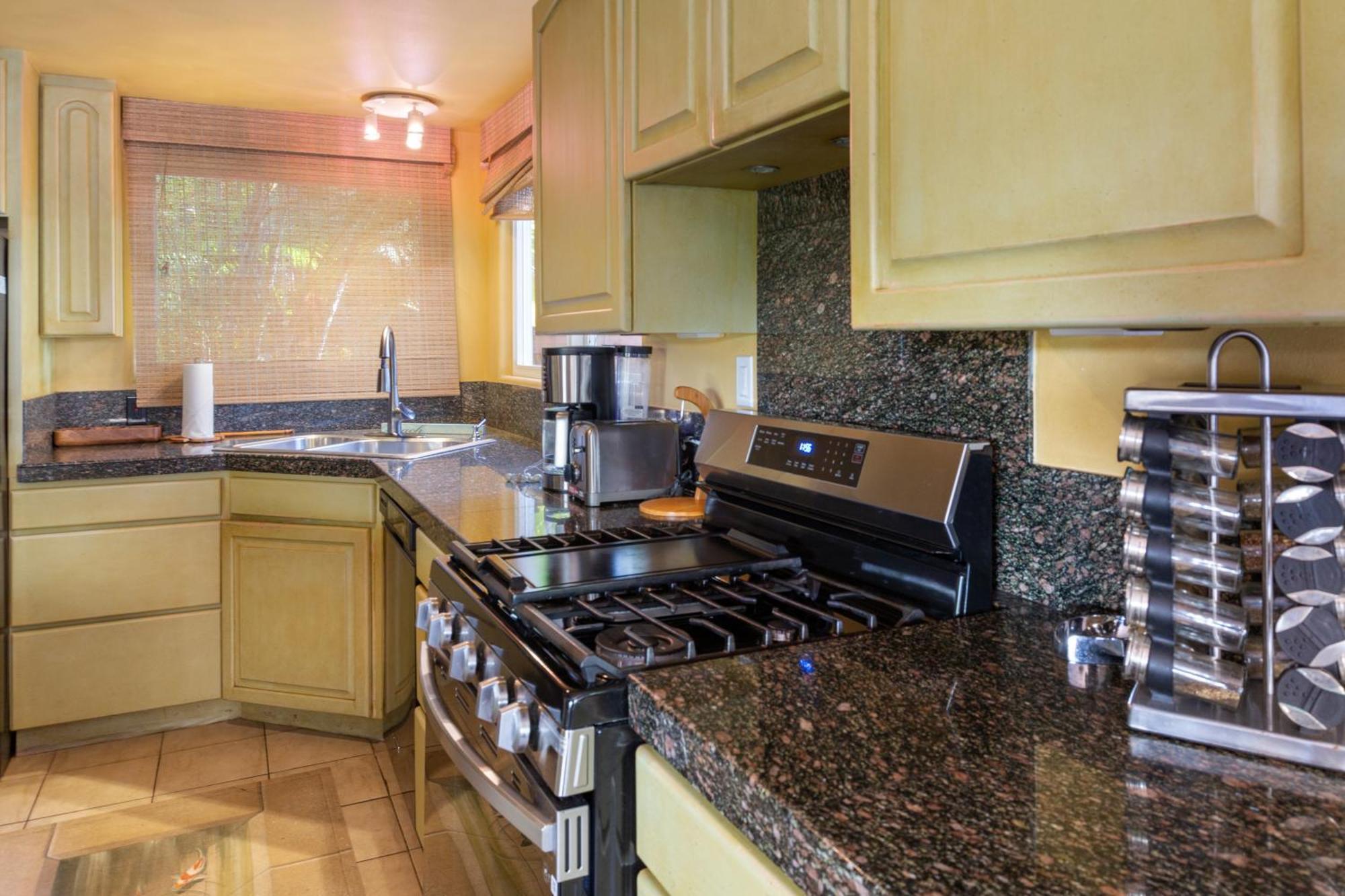 Plumeria Suite, 2-Bedrooms, Sleeps 6, Pool & Bbq, Pre-Renovation Summer Sale Kihei Kültér fotó