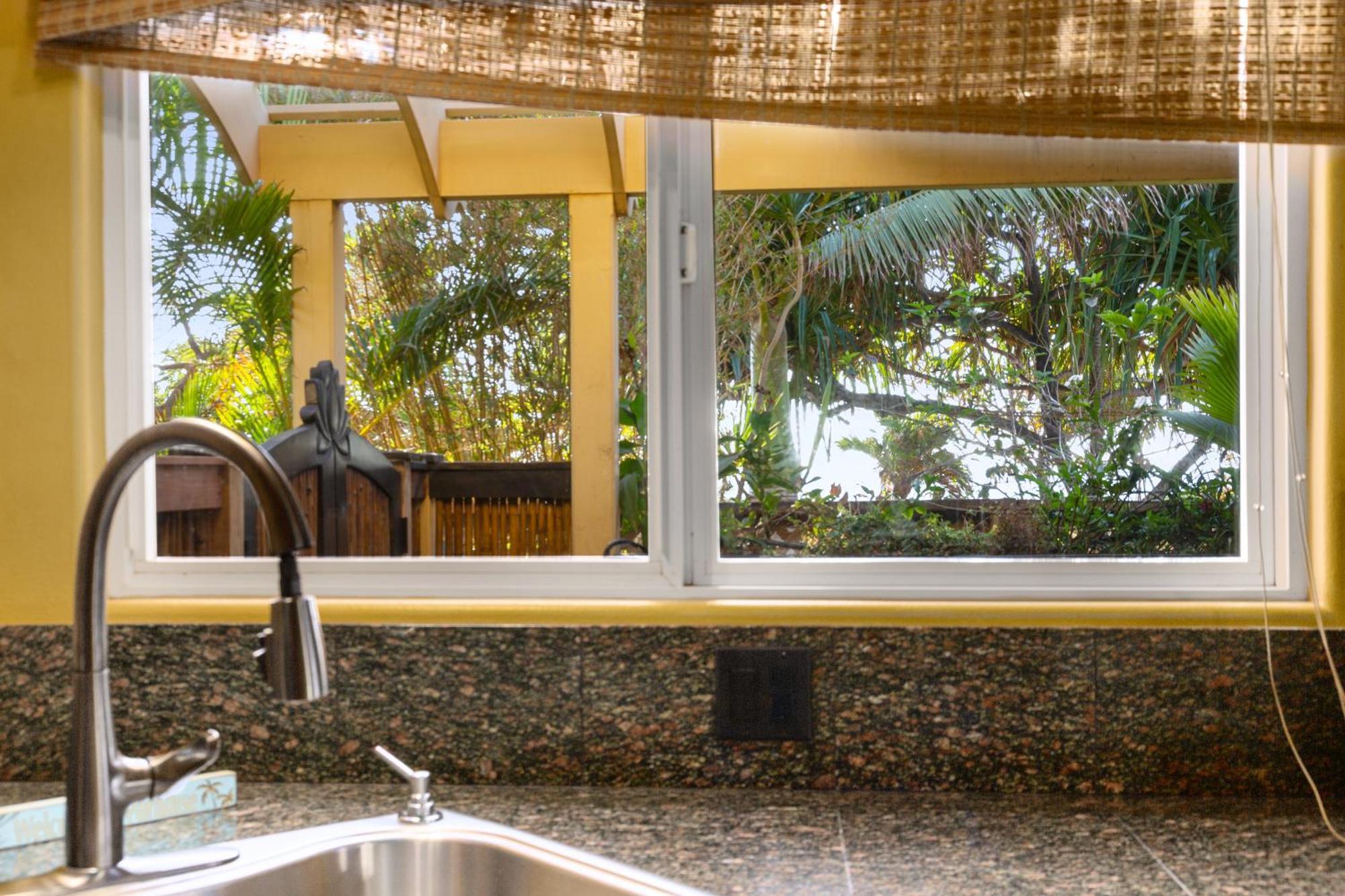 Plumeria Suite, 2-Bedrooms, Sleeps 6, Pool & Bbq, Pre-Renovation Summer Sale Kihei Kültér fotó